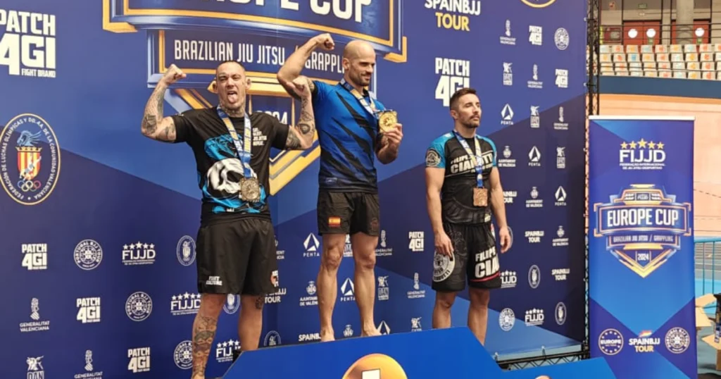 Con apenas 2 años entrenando en OSF, Eduardo Montero, no solo destacó en el torneo, sino que se consagró como campeón. Eduardo lleva dos años en las clases de grappling con el maestro Luis Ciraiz.